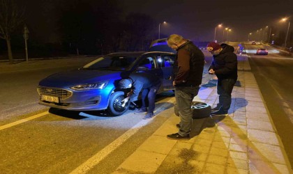 Direksiyonu aniden önüne kıran araçla çarpışmamaya çalışırken orta refüje çıktı