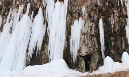 Diyadinde 35 metrelik buz sarkıtları