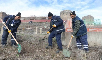 Diyarbakırda mezarlıklarda temizlik çalışması