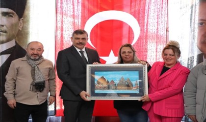 Erzurum Yeni Medya Derneğinden Vali Çiftçiye İdareciler Günü jesti