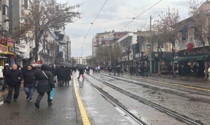 Eskişehirde yağış vatandaşlara zor anlar yaşattı