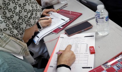 Farklı renk ve kültürlerden insanlar Türkçeyi, SAMEKle öğreniyor