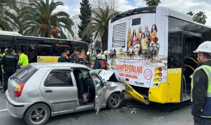 Fatihte kadın sürücü İETT otobüsüne arkadan çarptı: Otomobildeki 3ü çocuk 8 kişi yaralandı