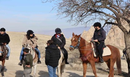 Gazeteciler Kapadokyayı at sırtında gezdi