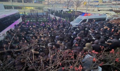 Güney Kore Devlet Başkanı Yoon, sıkıyönetim soruşturması kapsamında tutuklandı