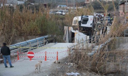 Hafriyat kamyonu geçtiği esnada köprü çöktü