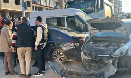 Hatayda freni patlayan hafriyat kamyonu 5 aracı biçti: 3 yaralı