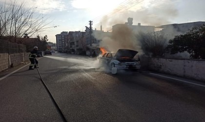 Hatayda seyir halindeki otomobil yandı