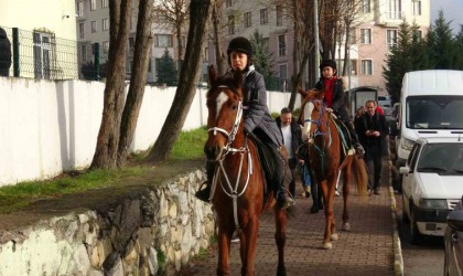 İki kardeş karnelerini atlarla almaya geldi