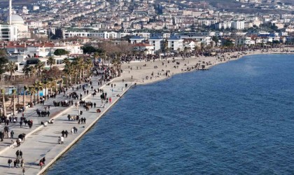 İstanbullular yılın ilk günü vatandaşlar Büyükçekmece sahillerine akın etti