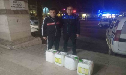 Kamyonetten düşen sıvı gübre bidonları sahibine teslim edildi