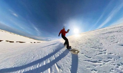 Karla kaplı Sis Dağında snowboard keyfi