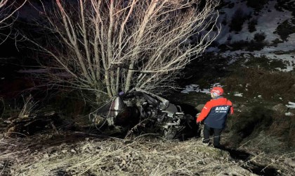 Kaza yapan araçta sıkışan genç, ekiplerin müdahalesiyle kurtarıldı