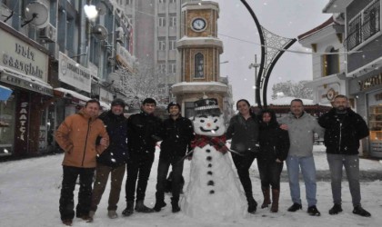 Keşan esnafı aileleriyle birlikte kar yağışının tadını çıkardı