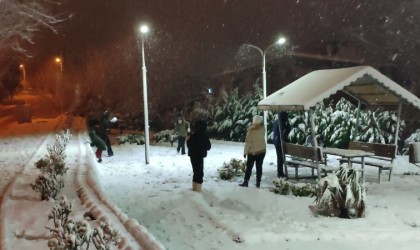 Keşanda çocuklar, kar yağışı altında anne ve babalarıyla kartopu oynadı