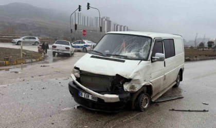 Kırıkkalede minibüs ile otomobil çarpıştı: 3 yaralı