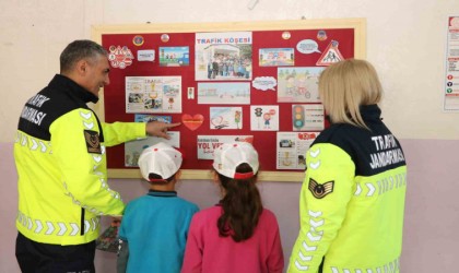 Kırşehirde jandarmadan öğrencilere trafik eğitimi