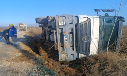 Kontrolden çıkan beton mikseri devrildi sürücüsü yaralandı