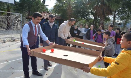 Köyceğiz İlçe Milli Eğitim Müdürü Karahan, öğrencilerin oyunlarına eşlik etti