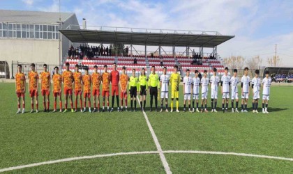 Mardin U16 Liginde Boludaki yangında hayatını kaybedenler için saygı duruşu