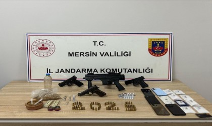 Mersinde uyuşturucu ve silah ticareti yapan 3 şüpheli tutuklandı