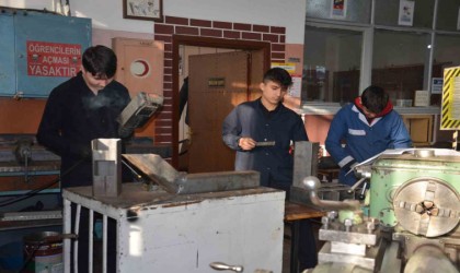 Meslek lisesi öğrencilerinden ‘pelet soba üretimi