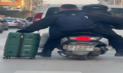 Motosiklet ile valiz taşıma yönetimi görenleri şaşırttı