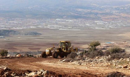 Müren yayla yolunda dev kayalar parçalanarak yol genişletiliyor