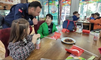 Osmaniyede minik öğrenciler jandarmanın misafiri oldu