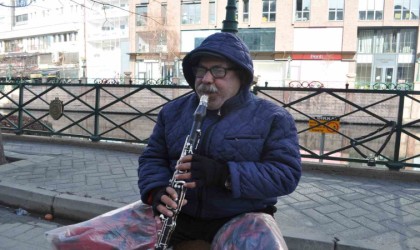 (ÖZEL) Soğuk, kar, yağmur demeden yıllardır sokakta sanatını icra ediyor