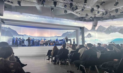 Refik Anadol buzulların erimesini Davos Zirvesine taşıdı