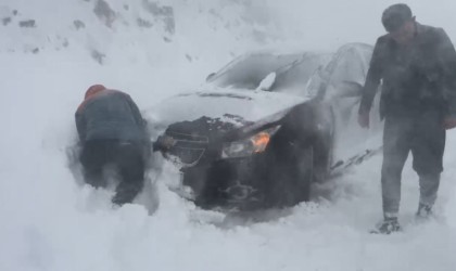 Sahara Geçidinde yoğun kar ve tipi ulaşıma engel oldu