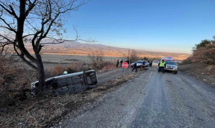 Şarampole devrilen otomobildeki 2 kişi yaralandı