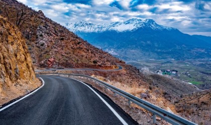 Sasonda iki köyü ilçeye bağlayan yollar asfalta kavuştu