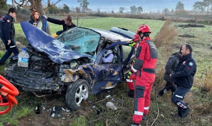 Seydikemerde minibüs ile otomobil çarpıştı: 3 yaralı