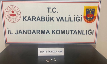 Şüpheli şahsın üzerinden sentetik ecza hap çıktı