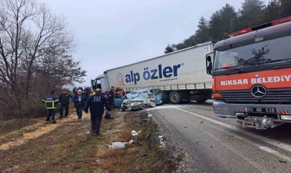 Tıra çarpan Opel marka otomobil 2 kişiye mezar oldu