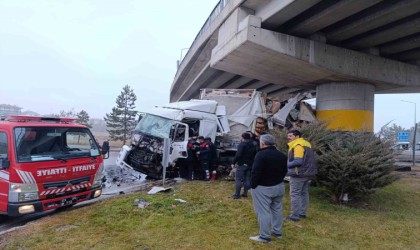 Tırın köprü kolonuna ve otomobile çarptığı kazada faciadan dönüldü