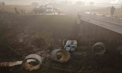 Tuzlada servis minibüsü dere yatağına düştü: 1 ölü, 14 yaralı