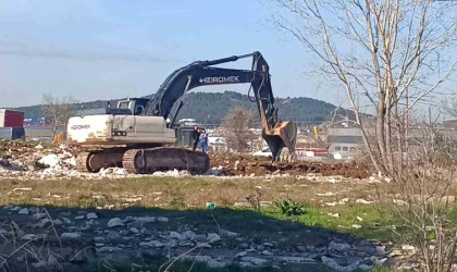 Tuzlada tehlike saçan moloz yığınları gündeme geldi, belediye harekete geçti