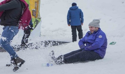 Uludağda 5 liralık poşetle kayak keyfi